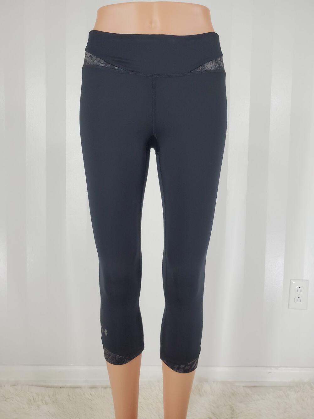Under Armour HeatGear Black Capri Leggings Snake Print Waistband Sz S